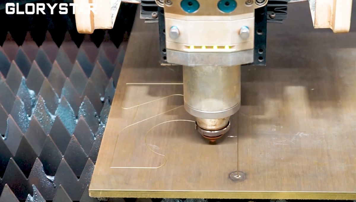 激光切割機(jī)在切割高反材料時需要注意以下原理和注意事項(xiàng) 激光切割機(jī)在切割高反材料時需要注意以下原理和注意事項(xiàng)