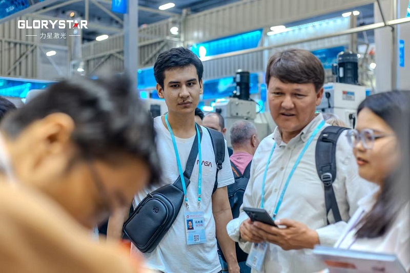 秋季廣交會現(xiàn)場首日流量爆滿！力星激光科技盛宴攬獲海內(nèi)外友人一致好評！