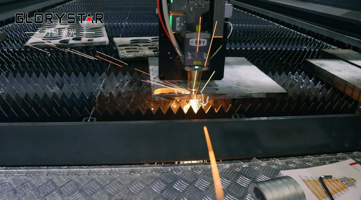 激光切割機保護(hù)鏡片有水霧的原因是什么？