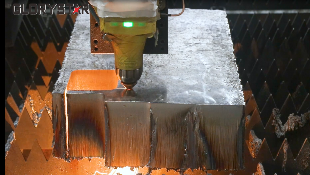 激光切割機中光纖心鏡、準直鏡、聚焦鏡的關(guān)系